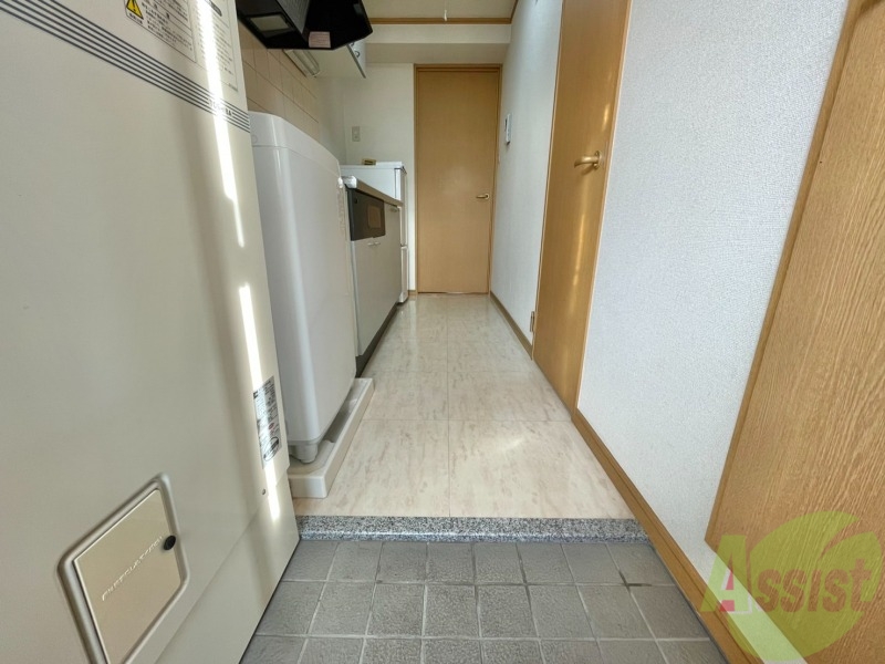 玄関　玄関は一段上がっており下足箱が付いております