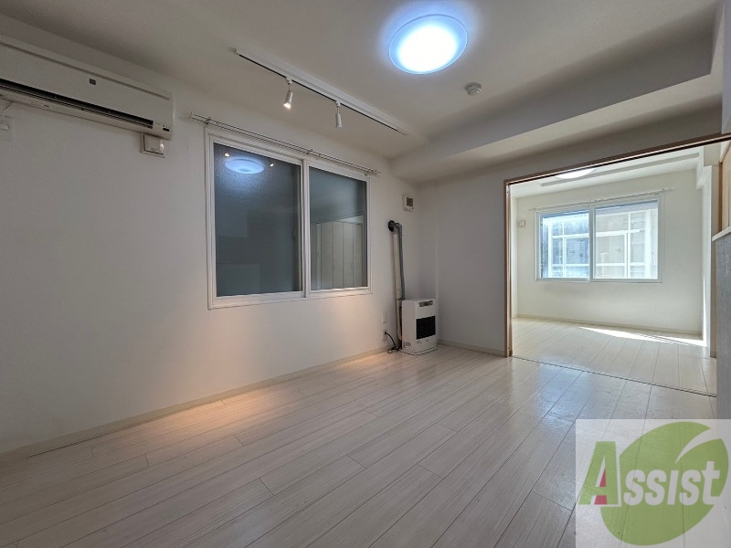 居室・リビング　リビングは白を基調としていて明るい印象ですね！