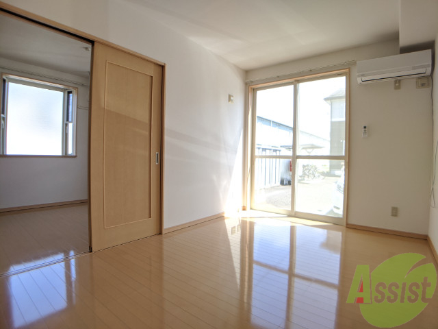 居室・リビング　明るい光が差し込む素敵なお部屋ですね～。