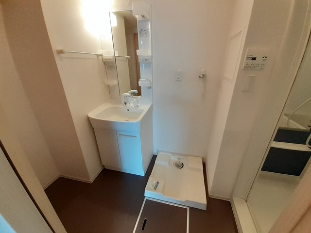 洗面設備　洗面所内に室内洗濯機置き場がついてます！