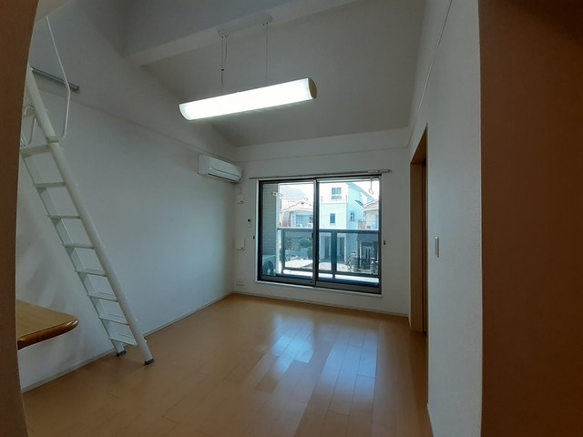 居室・リビング　ロフト付きの10.8帖のリビングです♪