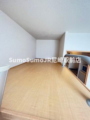 その他部屋・スペース　開放的な寝室です