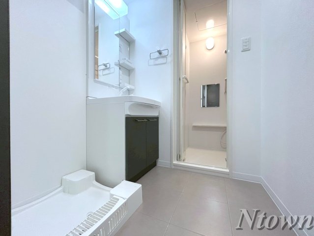 洗面設備　ゆったりとスペースのある洗面所