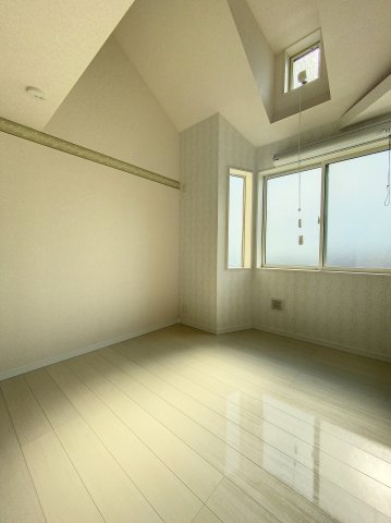 居室・リビング　清潔感のあるフローリングのお部屋です。