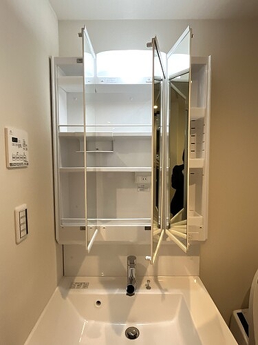 洗面設備　鏡背面収納　※2025.12新築未入居時撮影