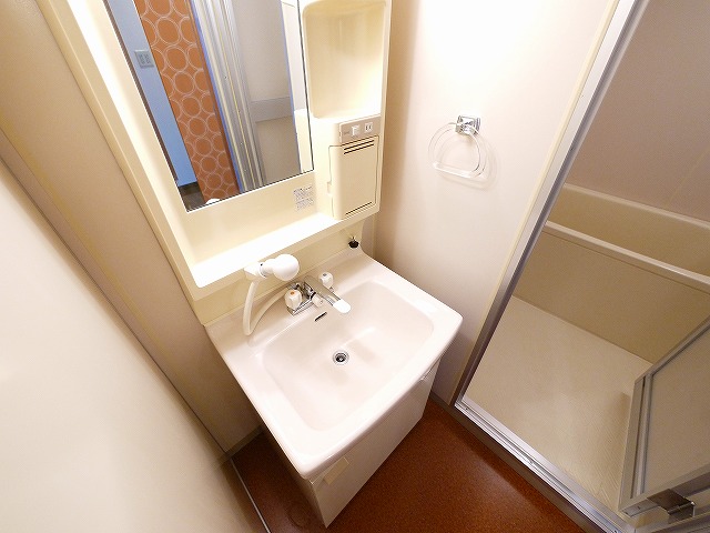 洗面設備　朝の支度にも助かる、独立の洗髪洗面化粧台