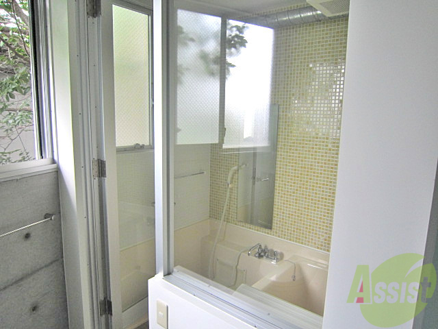 バス・シャワールーム　なんとガラス張りのお風呂です。慣れるまで恥ずかしいかもっ。