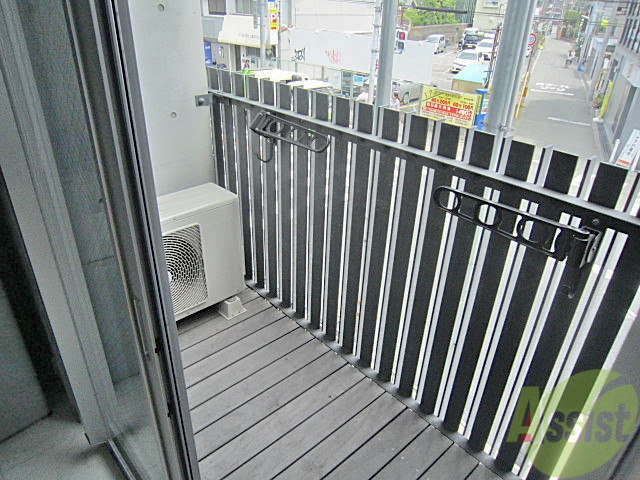 バルコニー　東向きのバルコニー。ウッドデッキ風でカッコ良かったです。