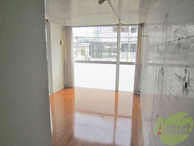 居室・リビング　デザイナーズマンションです。国道に面しており便利な立地です。