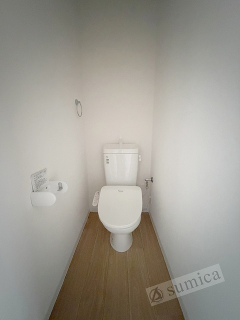 トイレ　人気アイテムの温水洗浄便座。清潔感のあるトイレです。