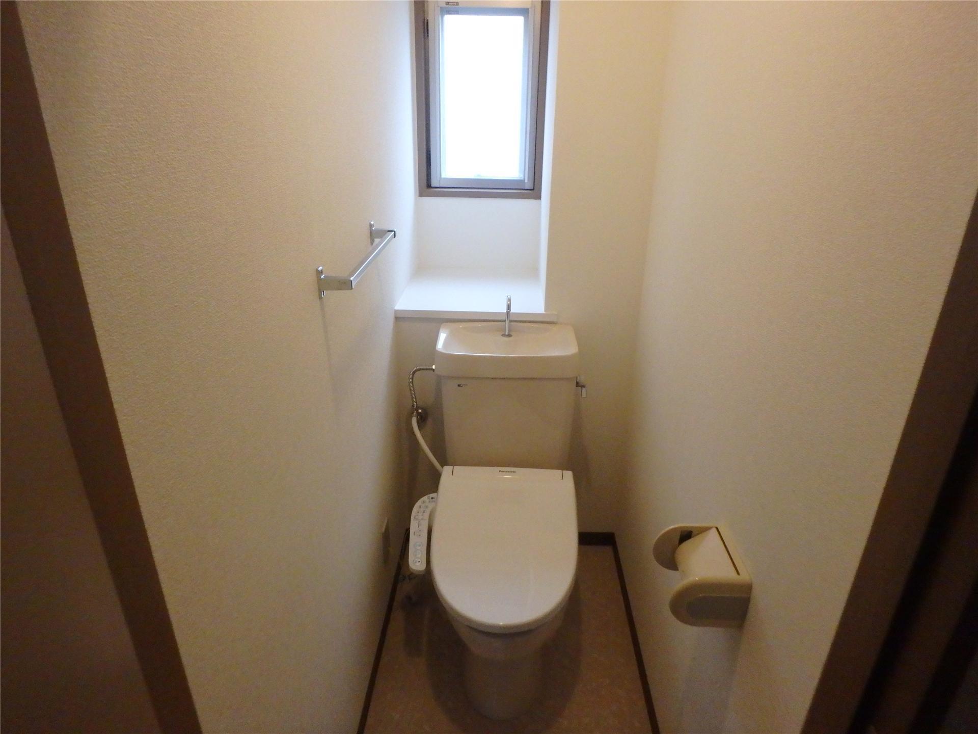 トイレ　窓付きのトイレです