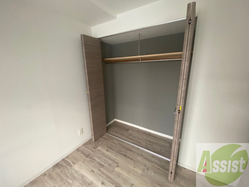 収納　こちらの収納にはハンガーをかけて服もしまえますね。