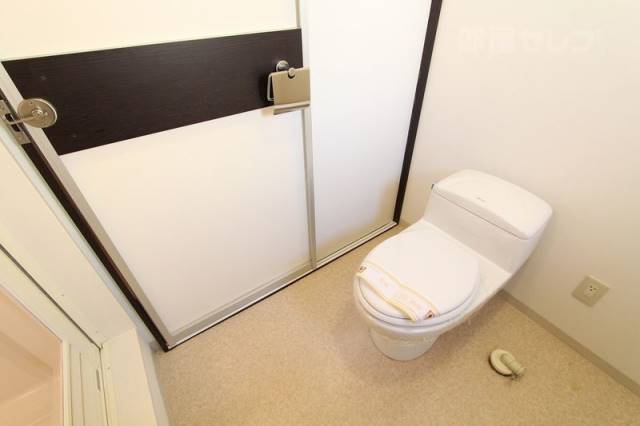 トイレ　洗面所とトイレは同室です　※２０２号室の写真です