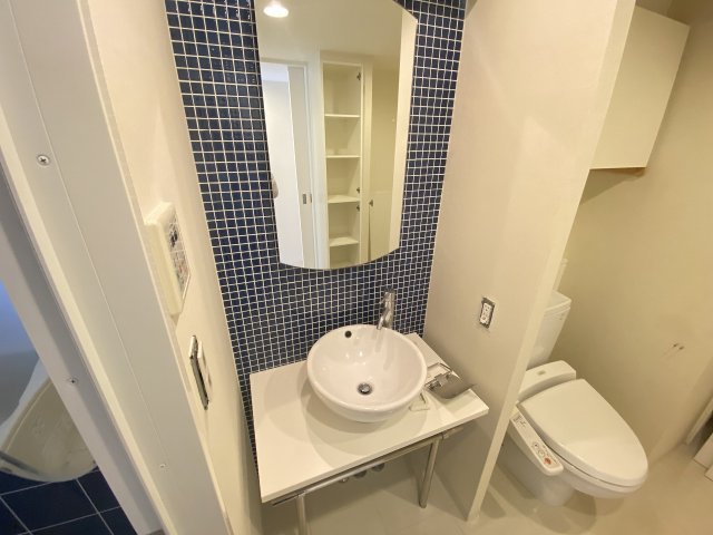 洗面設備　明るい洗面所です