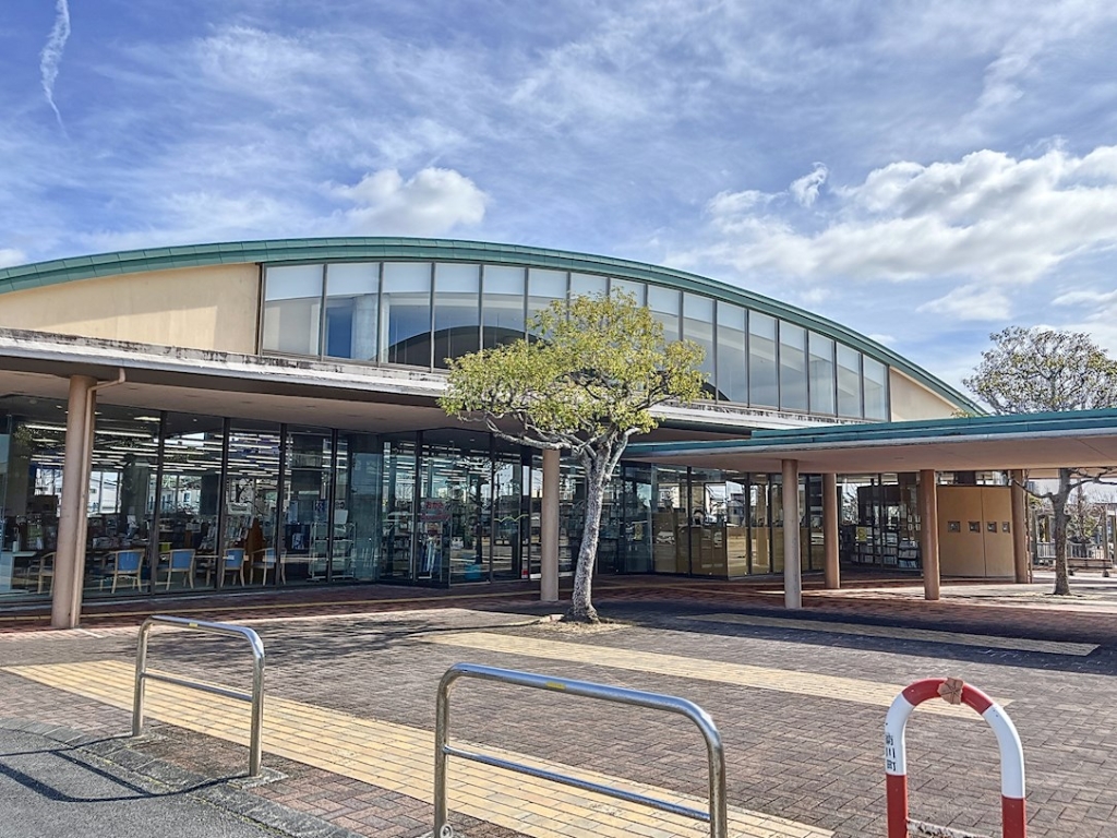 図書館　菊川市立小笠図書館（図書館）まで457m