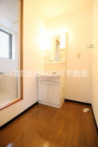 洗面設備　ゆったりとスペースのある洗面所