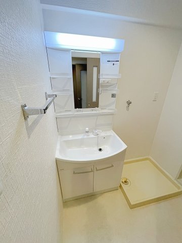 洗面設備　シャンプードレッサー付きの洗面台です