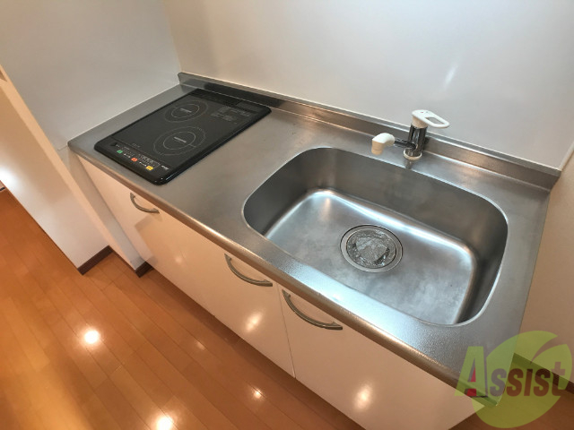 キッチン　シンプルなキッチンです。一人暮らしにはちょうどいいサイズ。