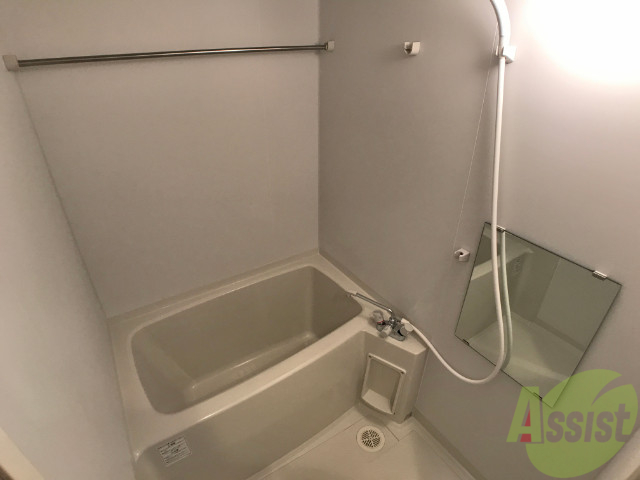 バス・シャワールーム　バスルームは狭すぎず、シャワーも浴びやすそうです。