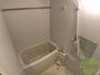バス・シャワールーム　バスルームは狭すぎず、シャワーも浴びやすそうです。