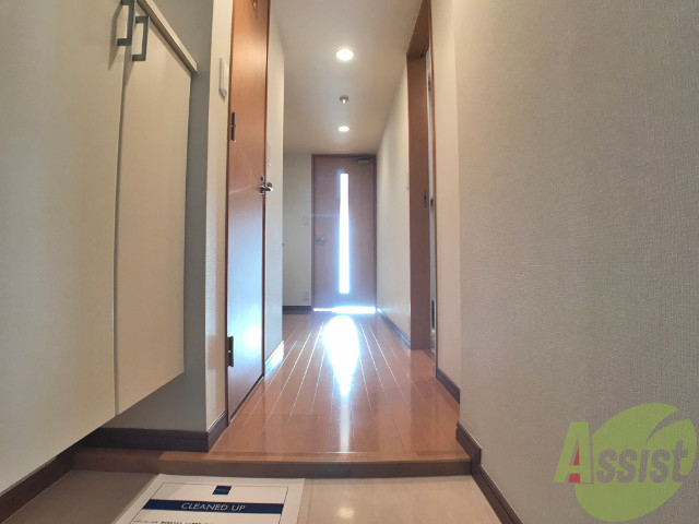 玄関　玄関の様子です。明るい印象ですね。気分もあがりそう。