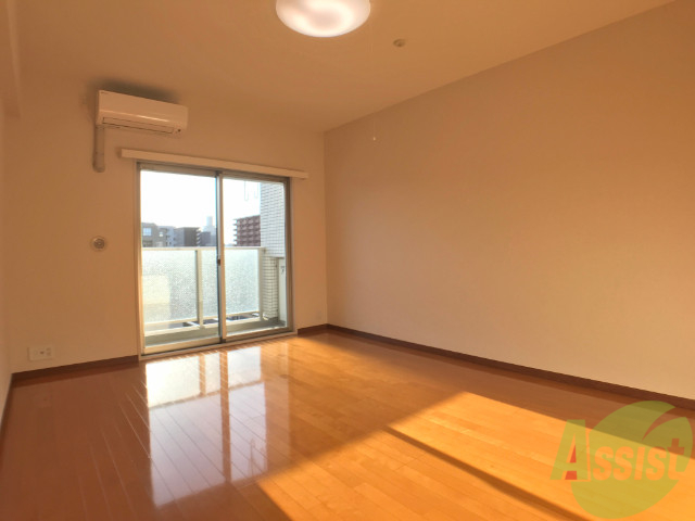 居室・リビング　９．１帖の洋室です。広々として、きれいですね。