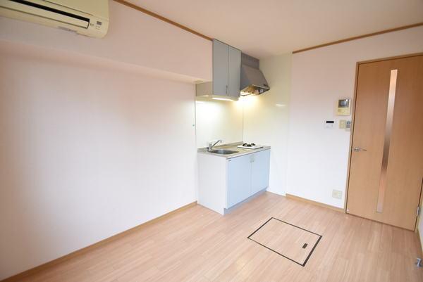 居室・リビング　同物件別室