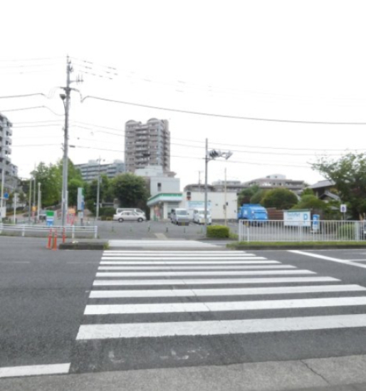 コンビニ　ファミリーマート 八王子別所店（コンビニ）まで420m