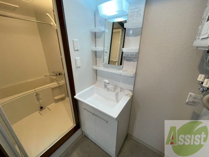 洗面設備　大きくて使いやすそうな独立洗面台になっています。