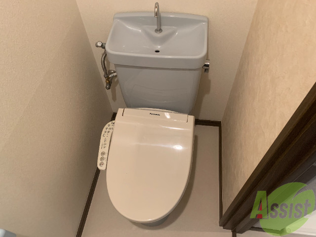 トイレ　ウォシュレットが付いているキレイなお手洗いです。