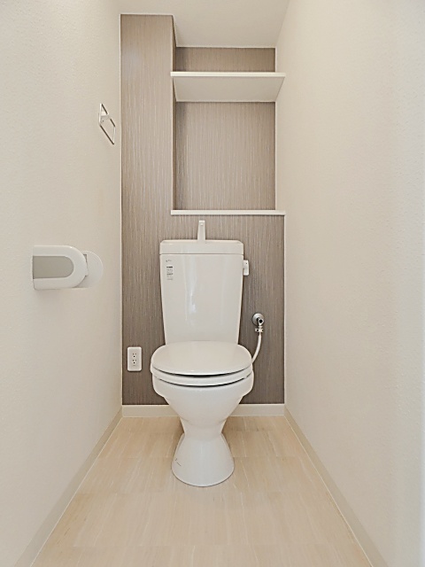 トイレ　落ち着いた色調のトイレです