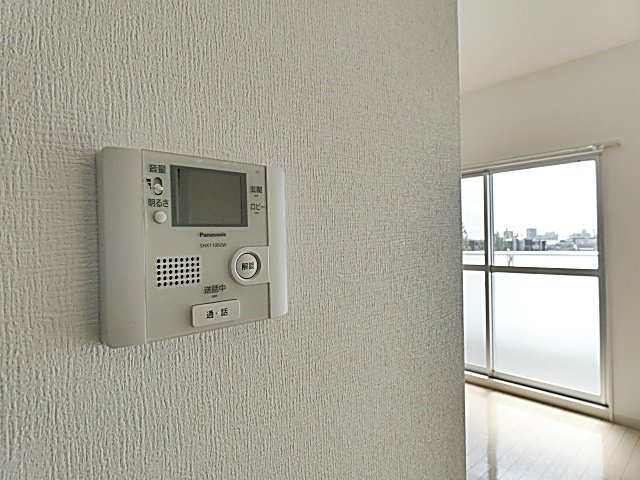 セキュリティ　モニター付きインターホンが付いています。
