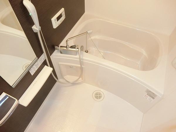 バス・シャワールーム　浴室乾燥機、追い焚き機能付きバス！