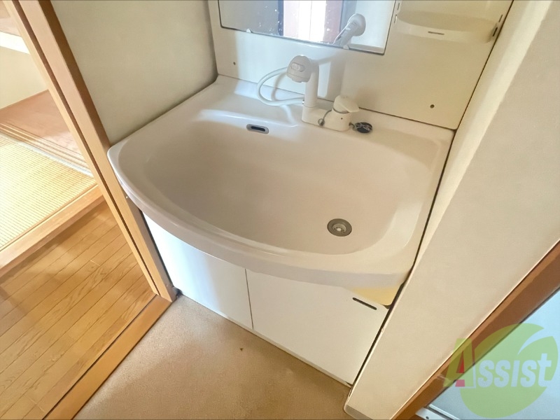 洗面設備　洗面台は独立洗面台となっており朝の準備が捗りますね。