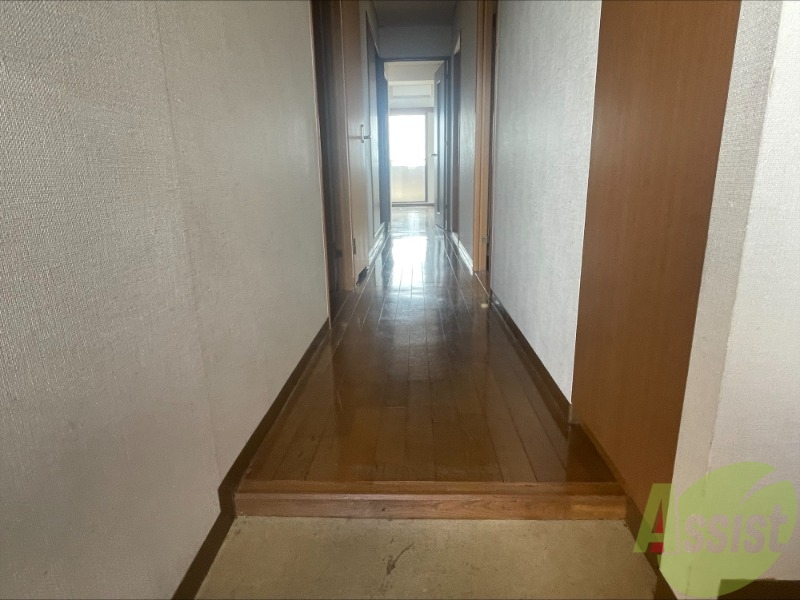 玄関　玄関です、入ってすぐ両サイドには洋室があります。