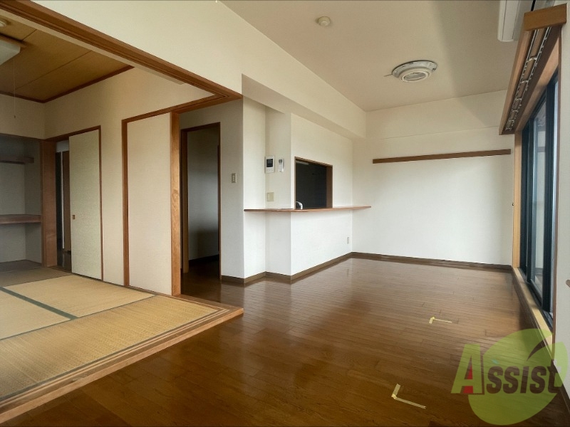 居室・リビング　こちらは１０．４帖のＬＤＫとなっております。