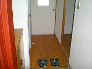 玄関　前、マンスリーで家具付きで募集した時の写真です。