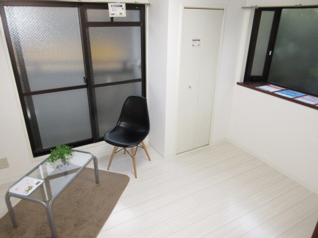 居室・リビング　白基調のシンプルな内装。