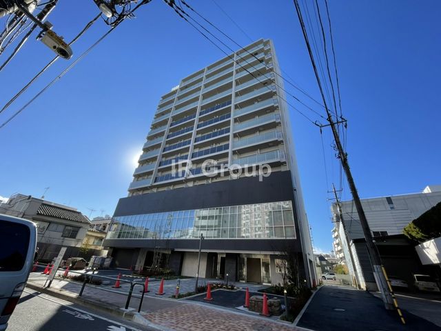 建物外観　建物隣りにスーパーがあり、急なお買物にも便利です