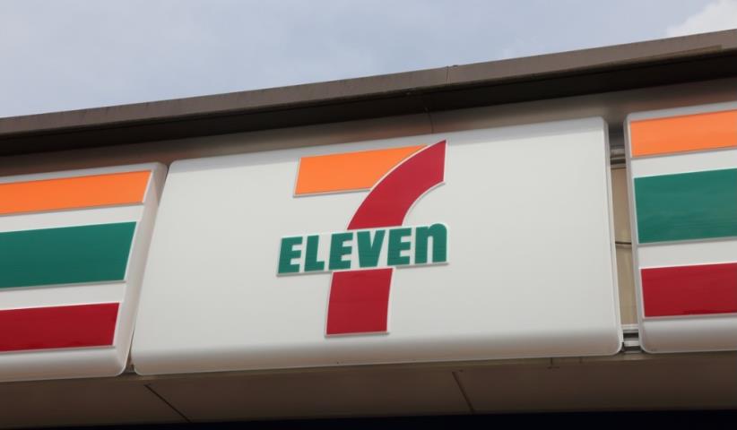 コンビニ　セブンイレブン（コンビニ）まで825m