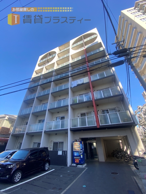 建物外観　上階のアーチがお洒落な外観。