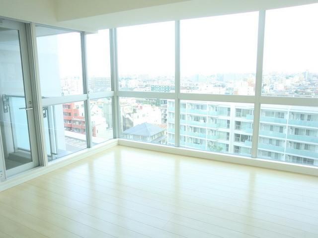 居室・リビング　★窓面も大きく開放的な洋室１１．８帖です★