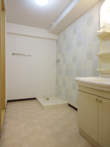 その他設備　広いスペースの脱衣所です！室内洗濯機置場あり！