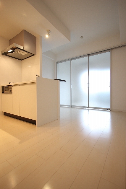 居室・リビング　同物件別号室です。