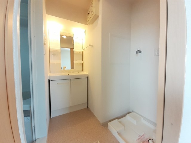 洗面設備　洗面所内に室内洗濯機置場がついてます！