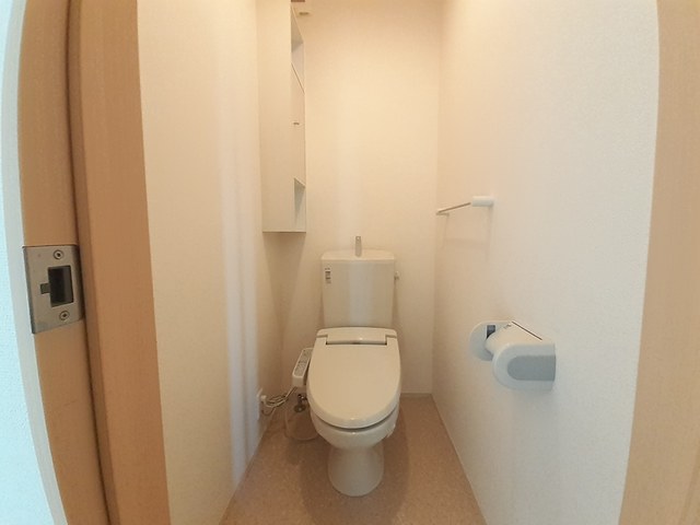 トイレ　温水洗浄便座付きのトイレです♪