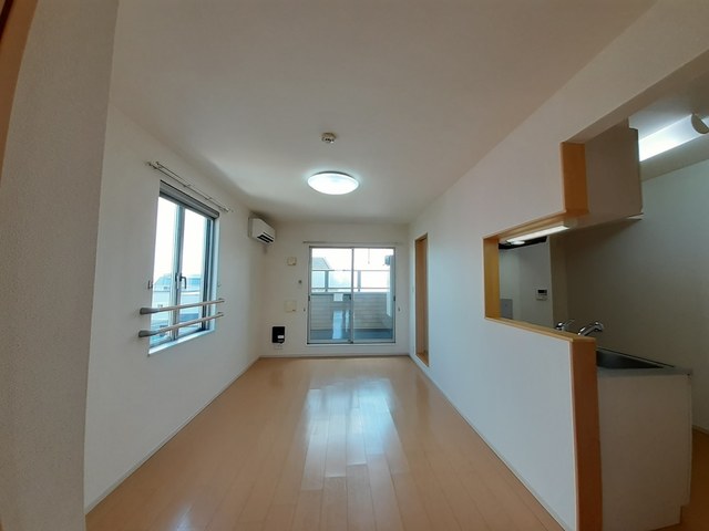 居室・リビング　南向きエアコン付き12.2帖の洋室です♪