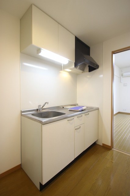 キッチン　写真は別号室のものです。