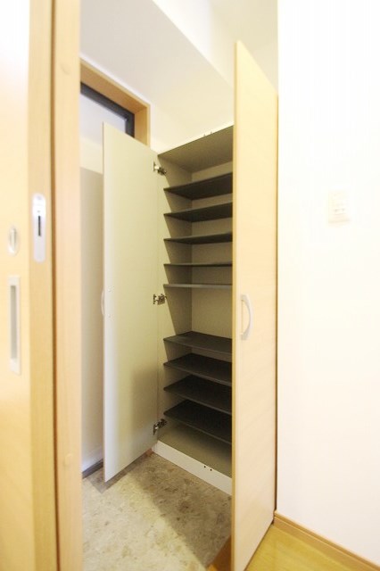 玄関　写真は別号室のものです。