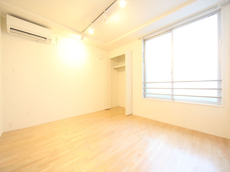 バルコニー　洋室7.51帖　エアコン完備　室内洗濯物干し掛け付